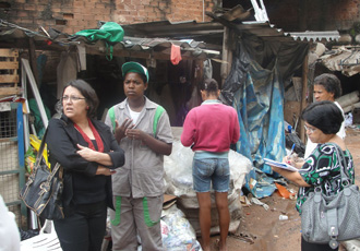 Portal de Notcias PJF | Secretria da SAS visita Centro de Referncia para Populao de Rua e pontos de triagem de material reciclvel | SAS - 4/4/2011